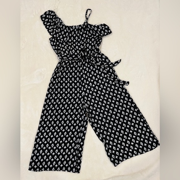 3/$25🎈As U Wish black white geometric patterns capri pants romper - Picture 1 of 6